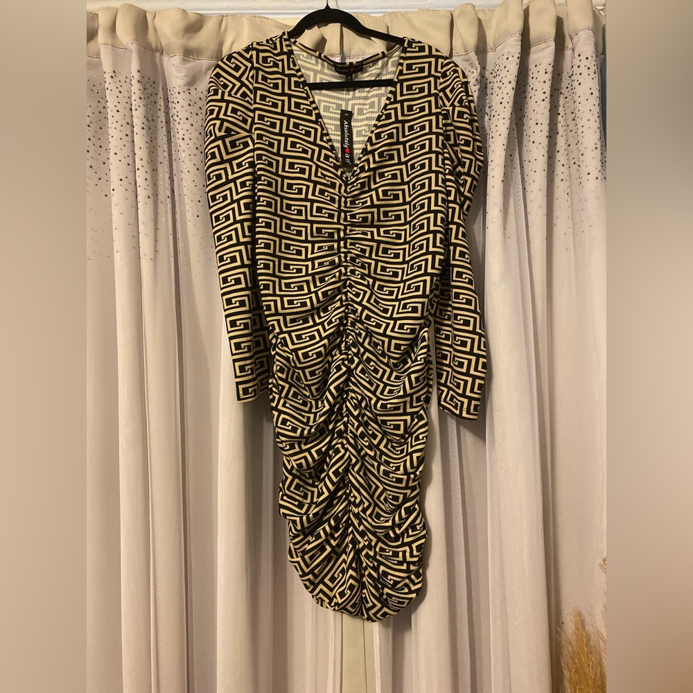 Brand- Absolutely ❤️ It!!
Size- 2X, PTP- 20”-24”, Length- 39”
Color- Beige/Black